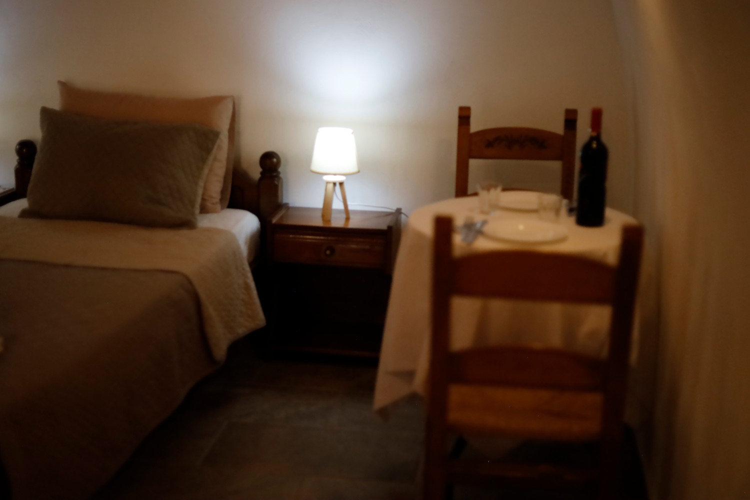 Middle ground room bed & table